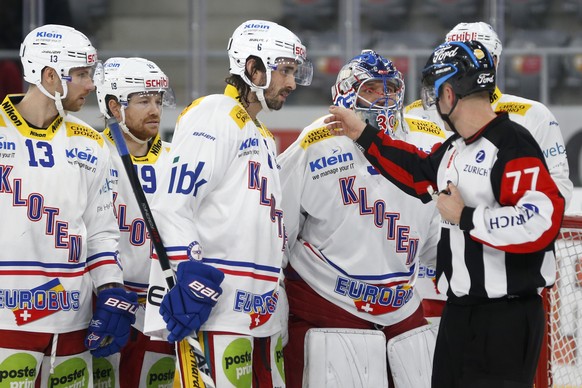 Schiedsrichter Tobias Wehrli schickt Klotens Torhueter Luca Boltshauser in die Kabine, im Eishockey Meisterschaftsspiel der National League zwischen dem EHC Biel und dem EHC Kloten, am Freitag, 24. No ...