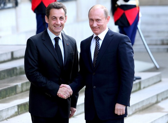 epa01361674 French President Nicolas Sarkozy (L) greets Russian Prime Minister Vladimir Putin (R) as he arrives at Elysee Palace, in Paris, France, 29 May 2008 for private dinner. Vladimir Putin arriv ...