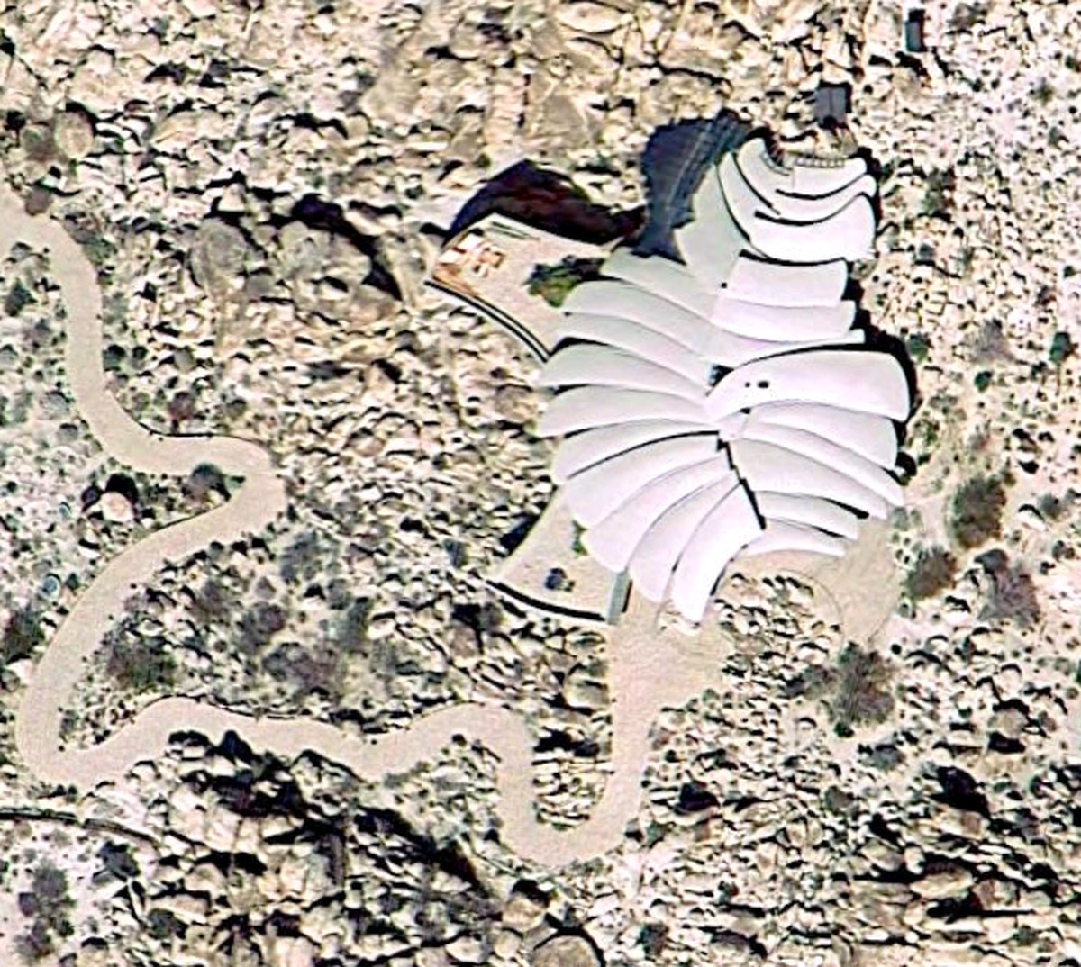 Superschurken Villa Joshua Tree Google Earth https://www.google.ch/maps/place/7263+Mt+Shasta+Ave,+Joshua+Tree,+CA+92252,+USA/@34.120838,-116.2244564,549m/data=!3m2!1e3!4b1!4m2!3m1!1s0x80dac4c966ccdb4f ...