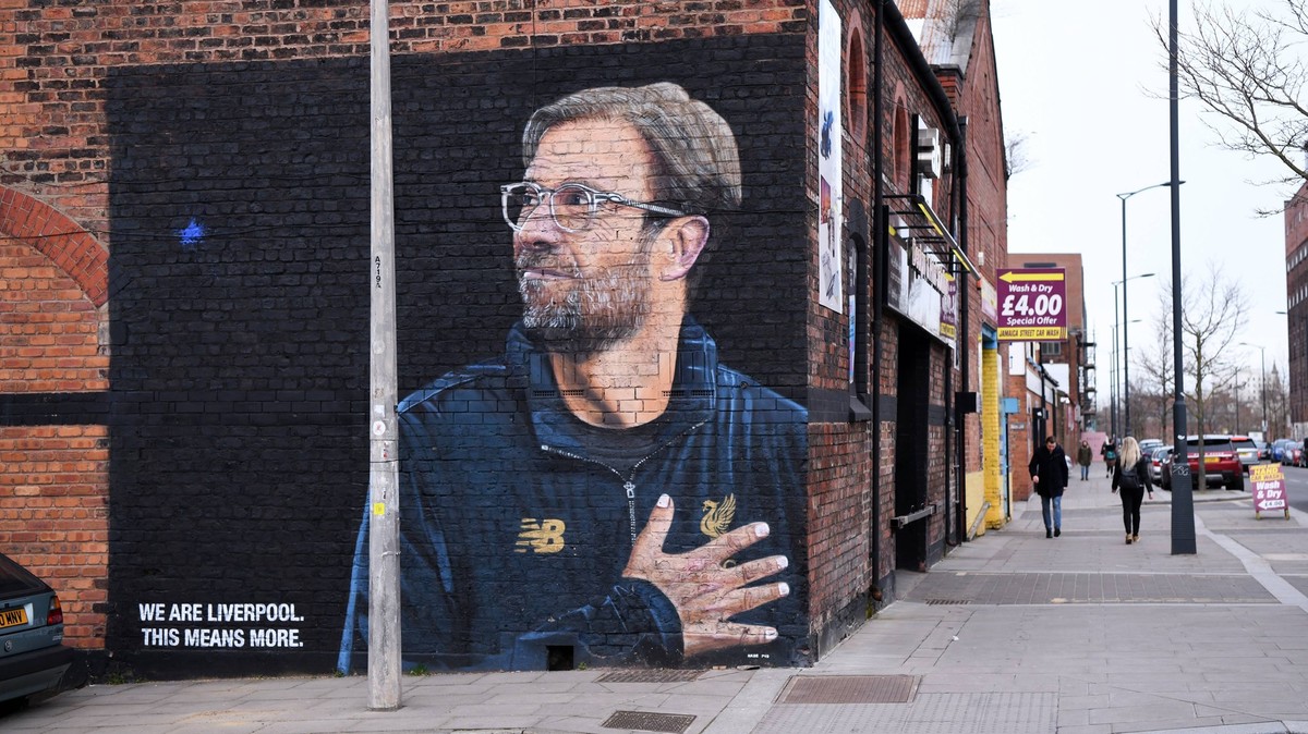 FUSSBALL CHAMPIONS LEAGUE SAISON 2018/2019 ACHTELFINAL HINSPIEL FC Liverpool - FC Bayern Muenchen 19.02.2019 Schmuckbild: Trainer Juergen Klopp (FC Liverpool) wurde von Akse Kuenstlern mit einer Wandm ...