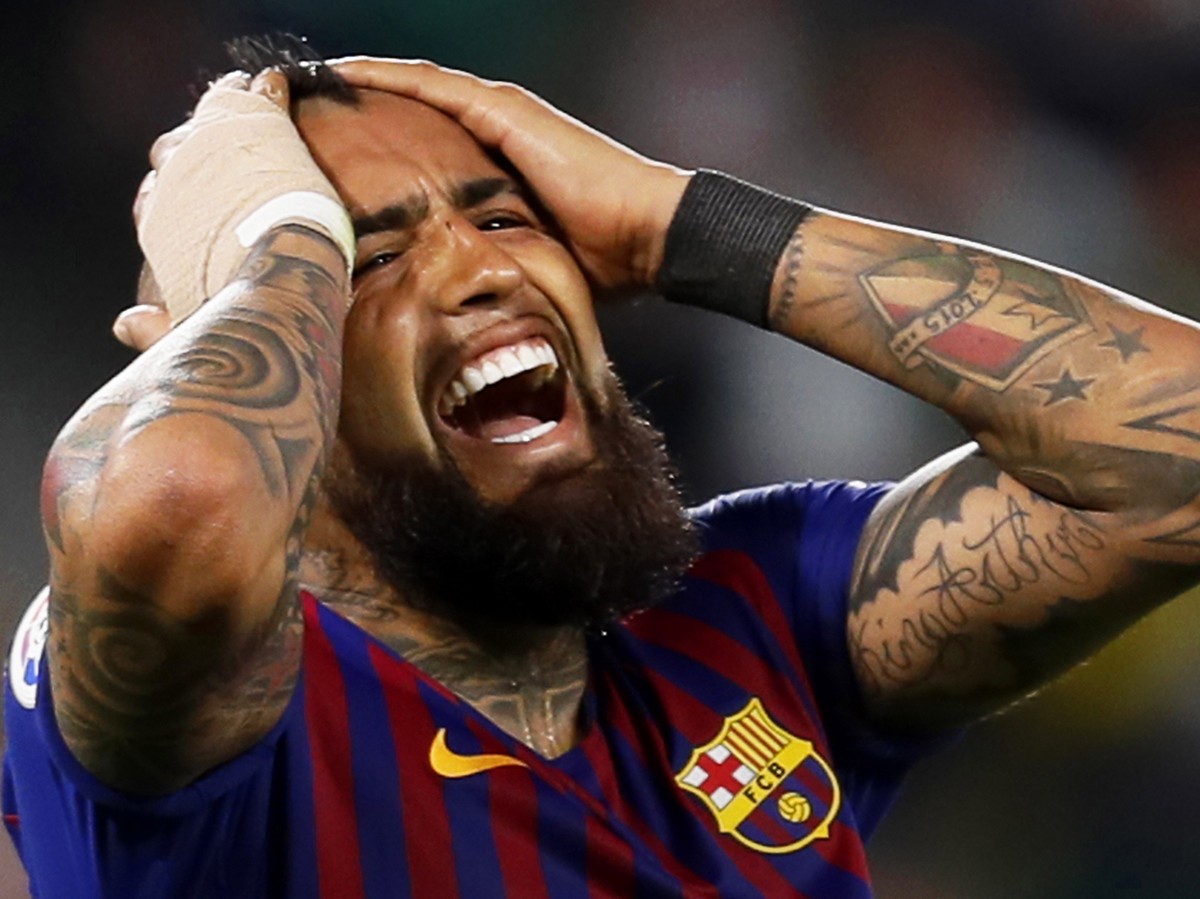 epa07445900 FC Barcelona's Arturo Vidal reacts during the Spanish La Liga soccer match between Real Betis and FC Barcelona in Seville, southern Spain, 17 March 2019. EPA/JOSE MANUEL VIDAL