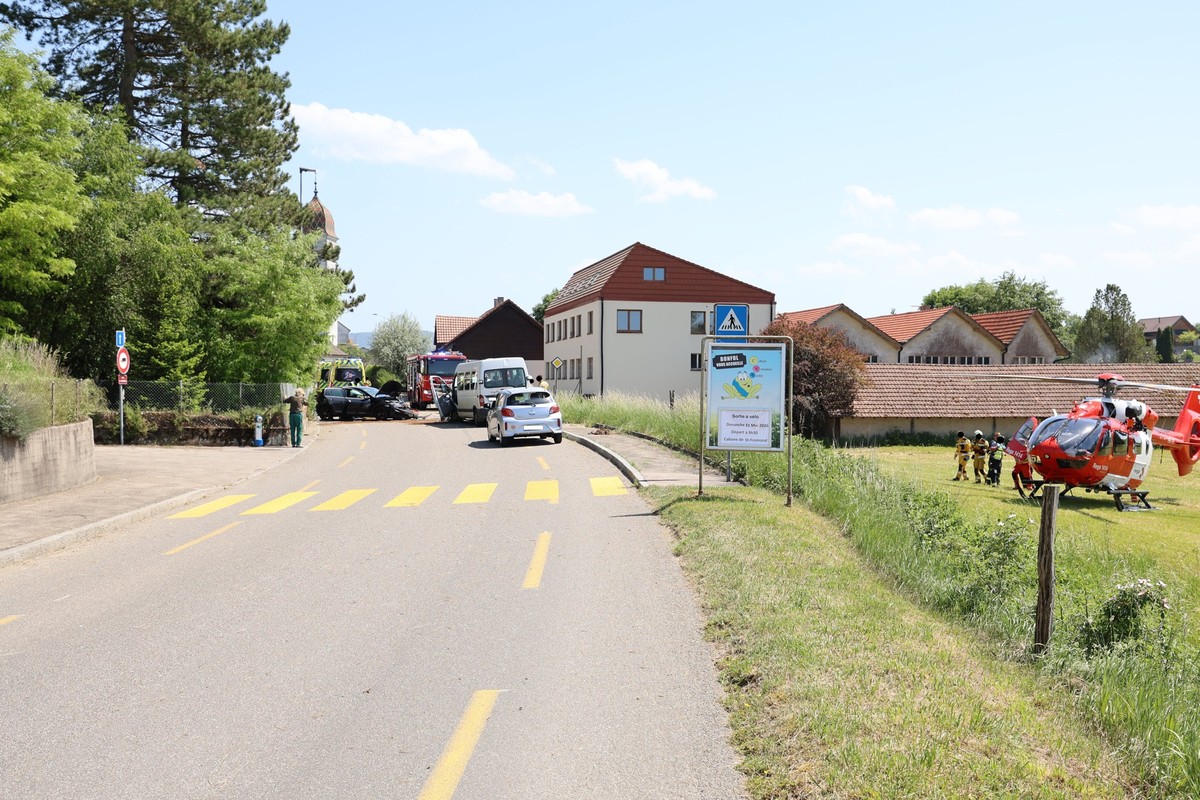 Un accident impliquant un bus scolaire fait 3 blessés à Bonfol (JU)