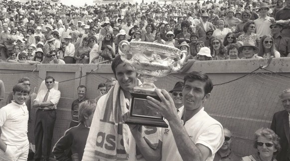 Ken Rosewall 1972 mit dem Norman Brooks Challenge Cup.