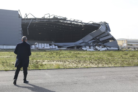 epa12695281 Portuguese President Marcelo Rebelo de Sousa passes near a local enterprise to see the effects of the passage of the Kristin depression in Figueira da Foz, Portugal, 31 January 2026. Mainl ...