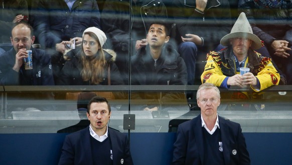 Berns Assistenztrainer Ville Peltonen, links, und Berns Cheftrainer Kari Jalonen, rechts, im Eishockey Meisterschaftsspiel der National League A zwischen dem EV Zug und dem SC Bern am Freitag, 11. Nov ...