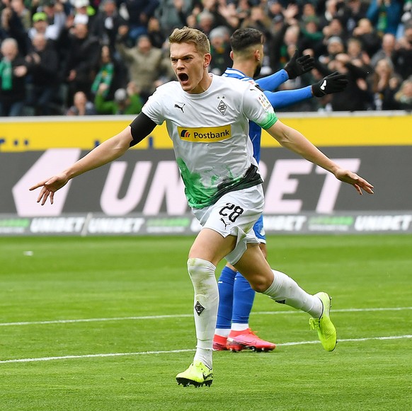 epa08237626 Moenchengladbach&#039;s Matthias Ginter (R) celebrates scoring the 1-0 goal during the German Bundesliga soccer match between Borussia Moenchengladbach and TSG 1899 Hoffenheim in Moencheng ...