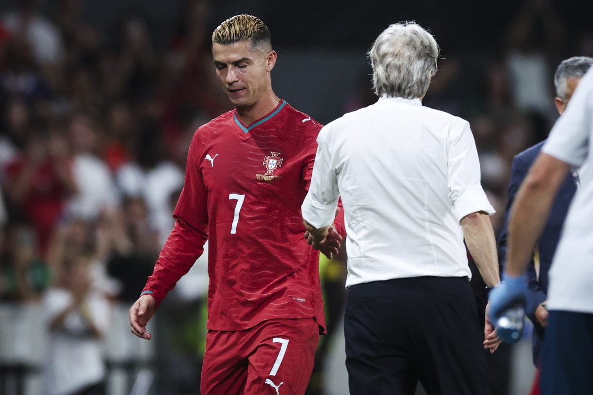 epa13261056 Portugal player Cristiano Ronaldo (L) and head coach Jorge Jesus (R) shake hands after being subbed off during the UEFA Nations League match in Lisbon, Portugal, 24 September 2026. EPA/JOS ...