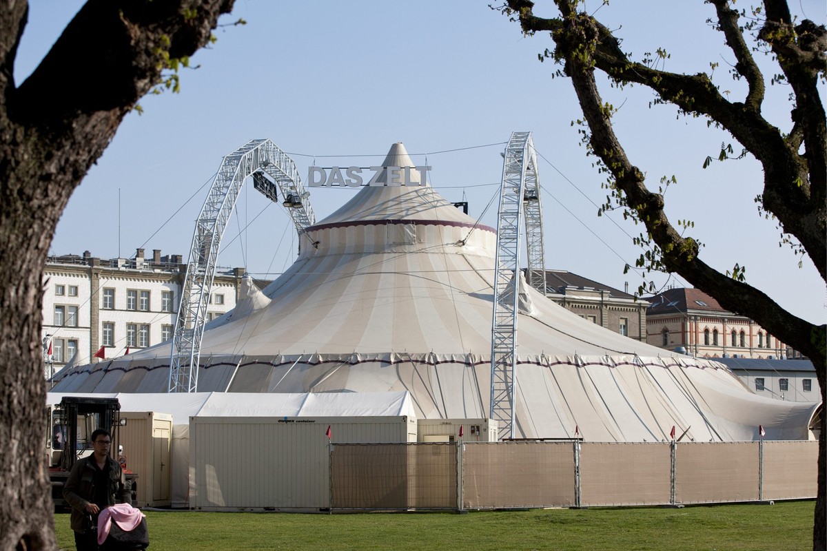 Das Zelt gastiert auf dem Kasernenareal am Montag, 2. April 2012 in Zuerich. (KEYSTONE/Alessandro Della Bella)