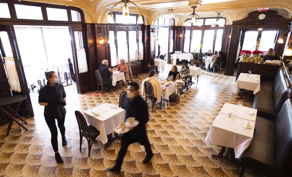 epa08878104 People eat lunch at the restaurant Orsay during lunch time in New York, New York, USA, 11 December 2020. New York Governor announced today that the city is suspending indoor dining on Mond ...