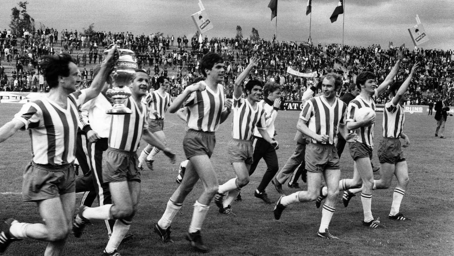 Die Spieler des FC St. Gallen koennen am 26. Mai 1969 in Bern mit dem Pokal jubeln: im Finalspiel im Wankdorfstadion besiegen die Ostschweizer Bellinzona mit 2:0 und werden damit erstmals in ihrer Ver ...