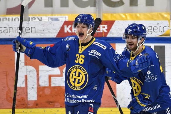 Der Davoser Mischa Bleiker, links, reisst jubelnd die Arme hoch, nach seinem Tor zur 2:0 Fuehrung bei seinem ersten Einsatz in der National Liga und rechts Gian-Marco Wetter (Passgeber 2) , beim Eisho ...