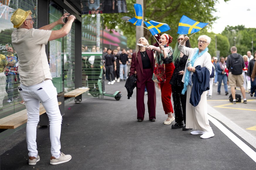 epa12110569 Swedish fans outside the venue for the grand final of the 69th Eurovision Song Contest (ESC) in Basel, Switzerland, 17 May 2025. EPA/TIL BUERGY