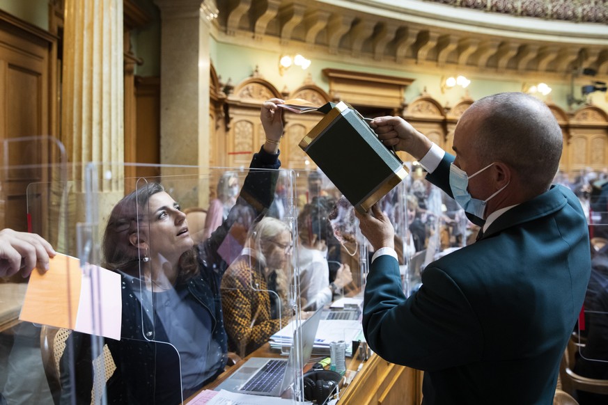 Flavia Wasserfallen, SP-BE, wirft waehrend der vereinigten Bundesversammlung ihren Wahlzettel fuer die Wahl des Bundesgerichts in die Wahlurne, waehrend der Herbstsession der Eidgenoessischen Raete, a ...