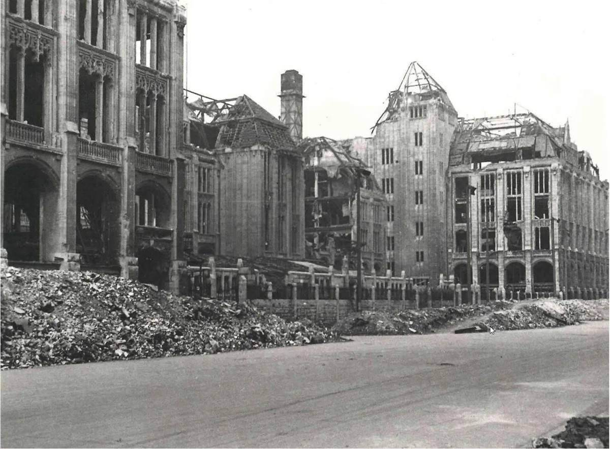 Blick auf die Kriegszerstörungen an der Rückseite des Wertheim-Kaufhauses, um 1945.
https://g.co/arts/H54rcqP6WkkTbKbU9