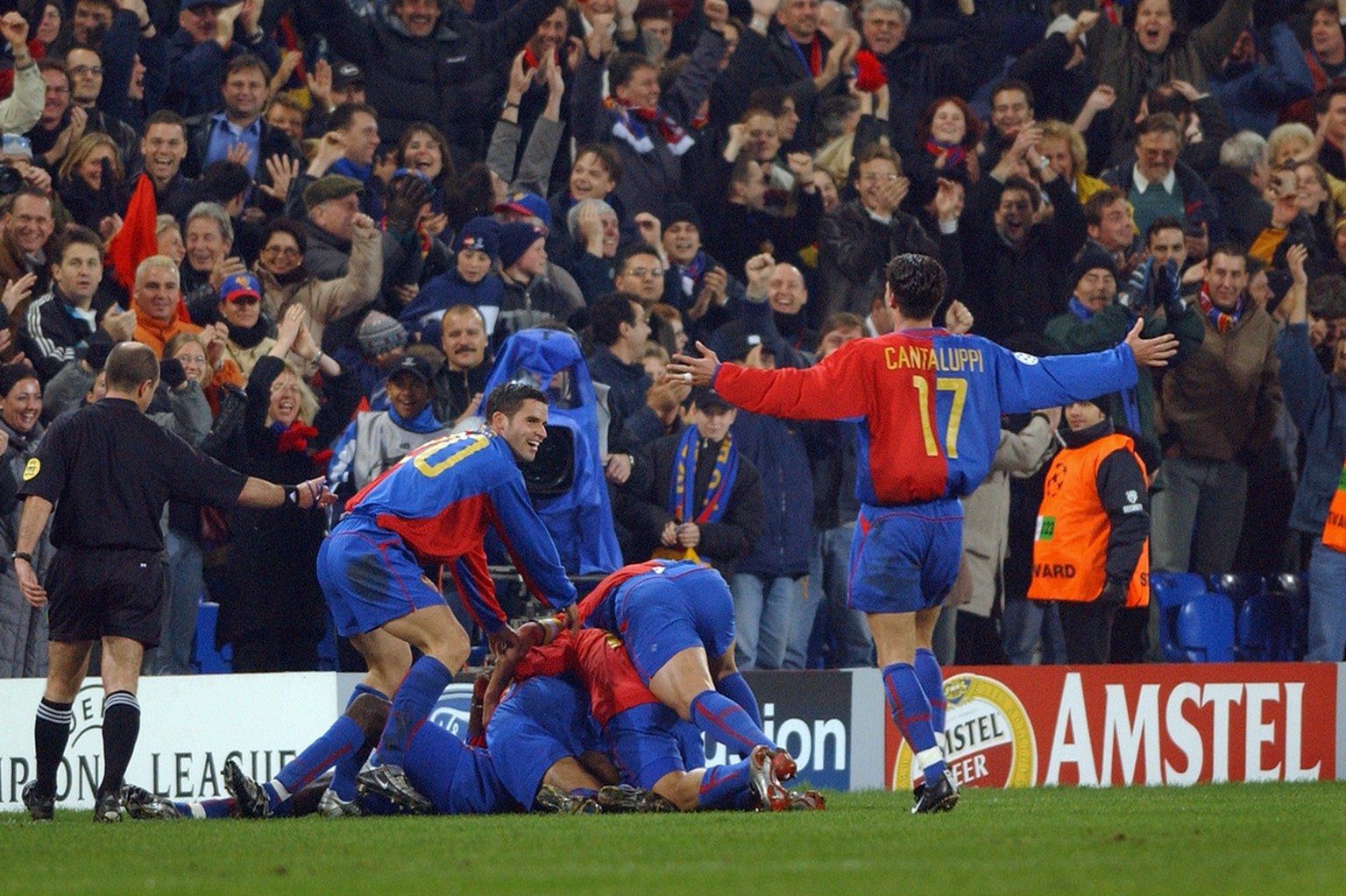 FC Basel Jubel nach dem 3:0 durch Timothee Atouba, am Boden liegend verdeckt, bei den Basler Spieler und den Fans im Hintergrund. V.l.n.r. Bernt Haas, Julio Hernan Rossi, Christian Gimenez, Ivan Ergic ...