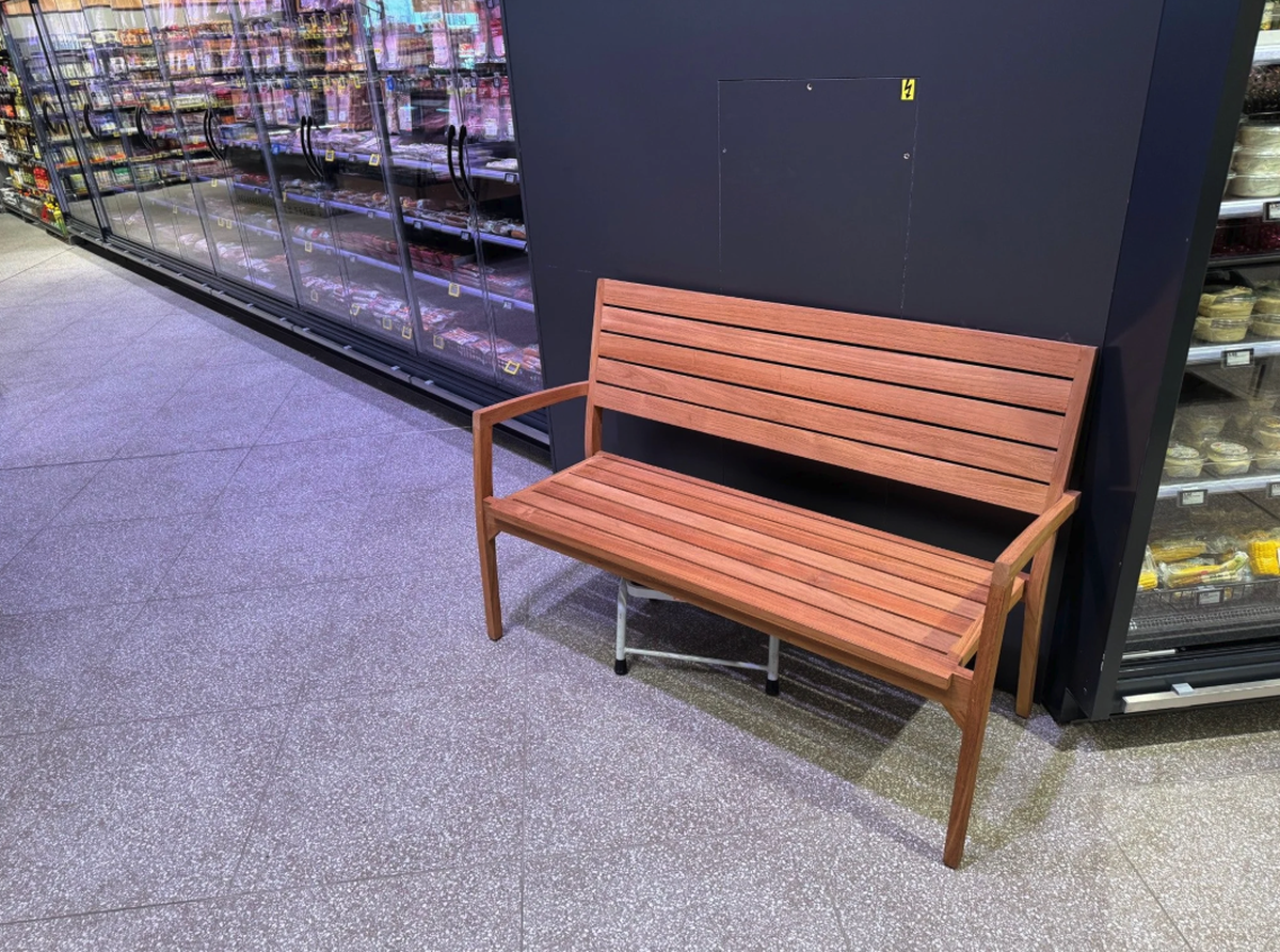 Eines der neuen Bänkli mitten in einem Migros-Supermarkt.