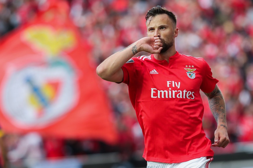 ARCHIV- ZUM KEYSTONE-SDA-TEXT UEBER DEN FUSSBALLER HARIS SEFEROVIC, STELLEN WIR IHNEN FOLGENDES BILDMATERIAL ZUR VERFUEGUNG - Benfica&#039;s Haris Seferovic celebrates after scoring a goal against San ...