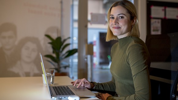 Operation Libero Co-Praesidentin Laura Zimmermann bereitet sich fuer die Online Pressekonferenz vor in ihrem Buero am Mittwoch, 9. Dezember 2020, in Zuerich. (KEYSTONE/Patrick B. Kraemer)