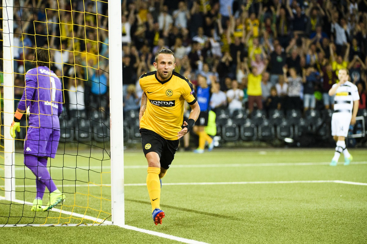 Moenchengladbach's Goalkeeper Yann Sommer, behind left, reacts after Young Boys' Miralem Sulejmani, right, scored the equalizer goal to 1-1, during the UEFA Champions League playoff first le ...