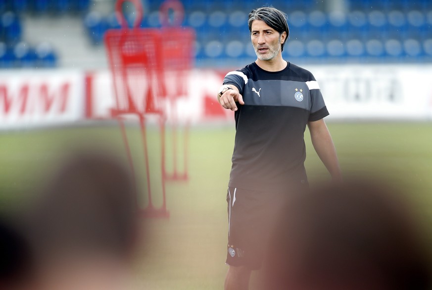 Der neue GC-Trainer Murat Yakin fotografiert beim Training auf dem GC Campus in Niederhasli am Montag, 28. August 2017. (KEYSTONE/Siggi Bucher)