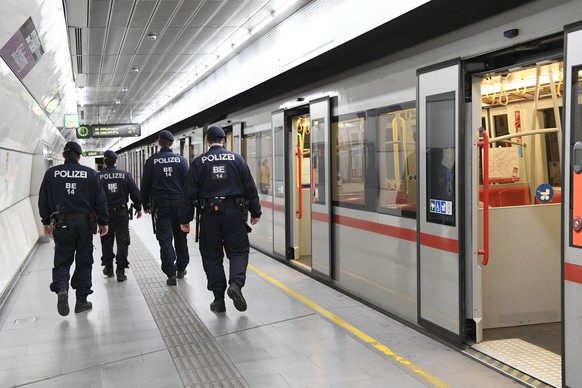 ABD0140_20200410 - WIEN - ÖSTERREICH: Polizeibeamte auf Streife am Freitag, 10. April 2020, in der U-Bahnstation Schottenring in Wien. In Österreich gelten aufgrund der Covid-19-Pandemie Ausgangsbesch ...
