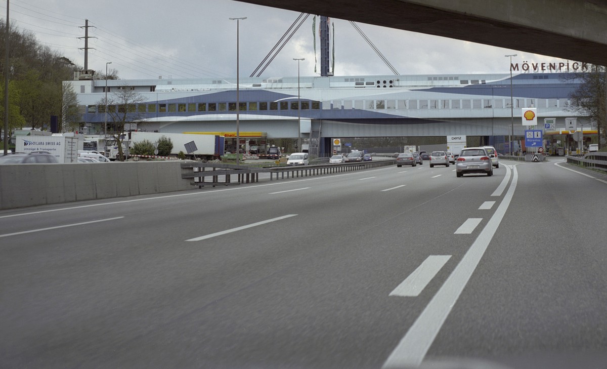 The highway rest stop near Wuerenlos in the canton of Aargau, Switzerland, the so-called "food balk", pictured on March 30, 2011.(KEYSTONE/Martin Ruetschi)

Die Autobahnraststaette bei Wuere ...
