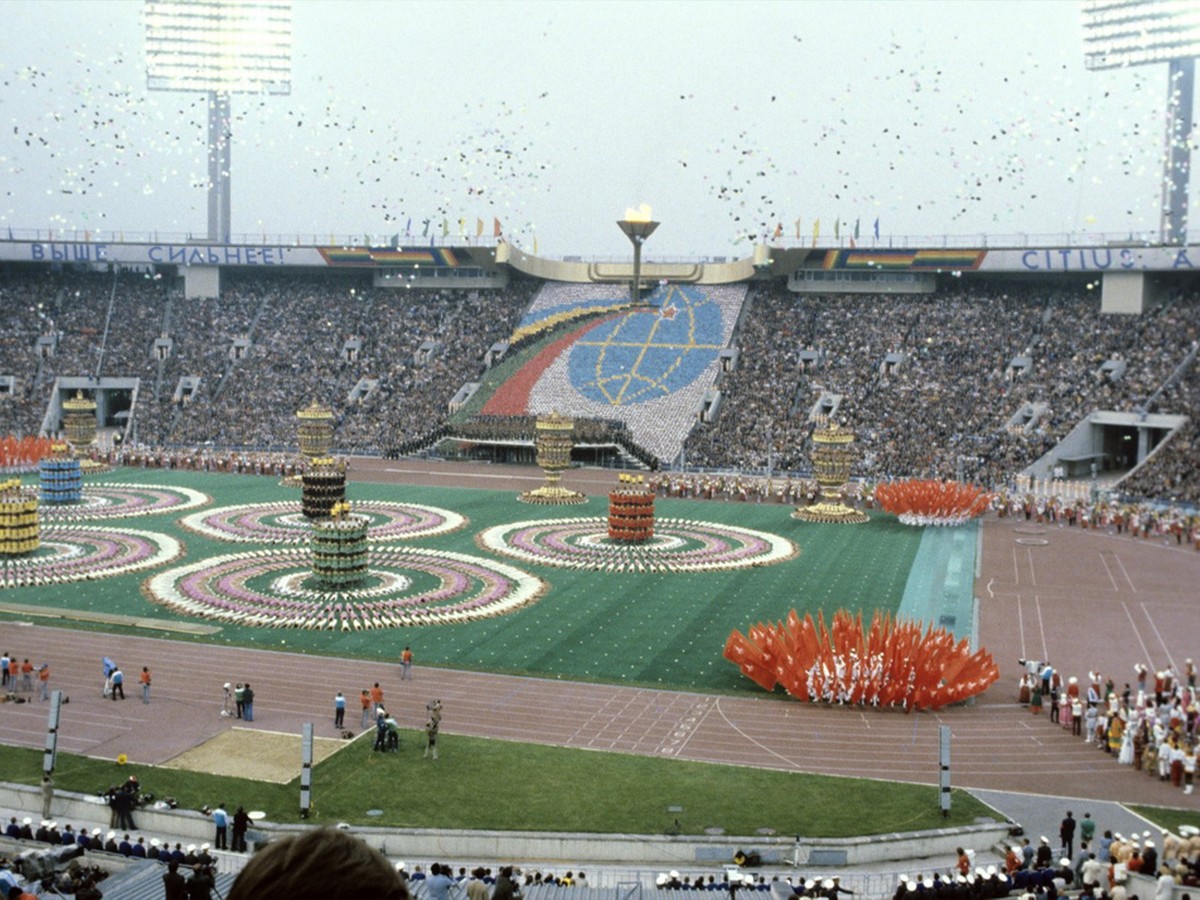 Eröffnungsfeier der Olympischen Spiele in Moskau, 19. Juli 1980.
https://de.wikipedia.org/wiki/Datei:RIAN_archive_487025_Opening_ceremony_of_the_1980_Olympic_Games.jpg