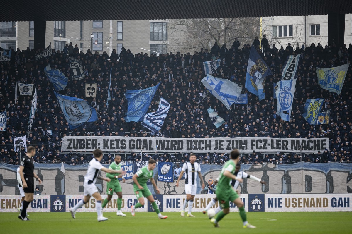 FCZ Fans zeigen ihre Fahne mit der Aufschrift �Zuber: Keis Goal wird dich je zum FCZ-ler mache� im Fussball Meisterschaftsspiel der Super League zwischen Zuerich, FCZ, und Yverdon Sport FC, YS, im Let ...