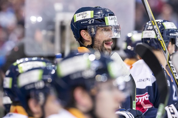 Zugs Josh Holden beim Eishockeyspiel der National League zwischen dem EV Zug und Fribourg-Gotteron, am Freitag, 3. November 2017, in der Bossard Arena in Zug. (KEYSTONE/Alexandra Wey)