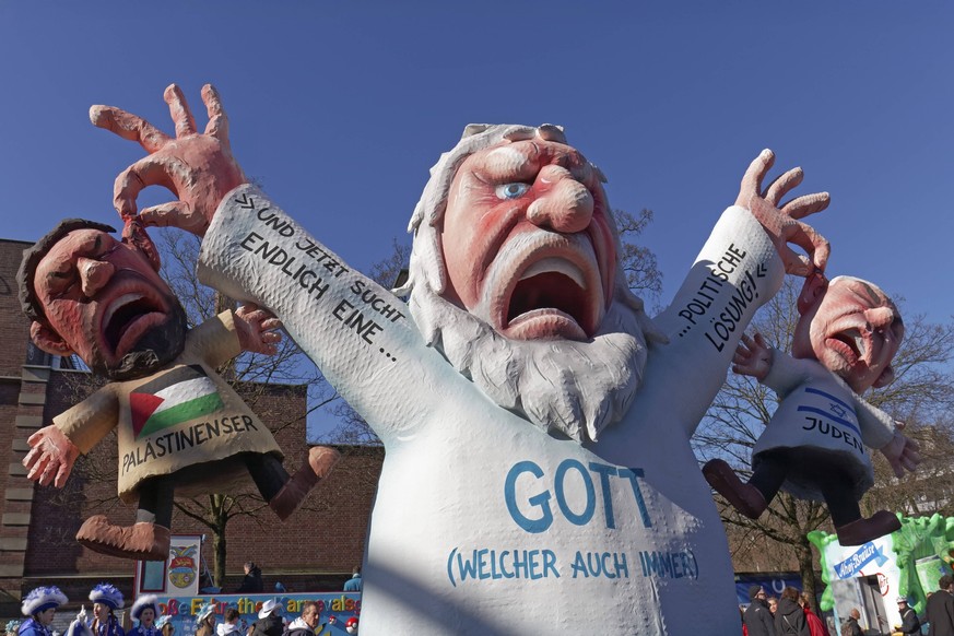 Gott-Figur packt einen Israeli und einen Pal�stinenser am Ohr, Mottowagen zum Gaza-Krieg von Jacques Tilly, Rosenmontagszug 2025, D�sseldorf, Rheinland, Nordrhein-Westfalen, Deutschland, Europa God fi ...