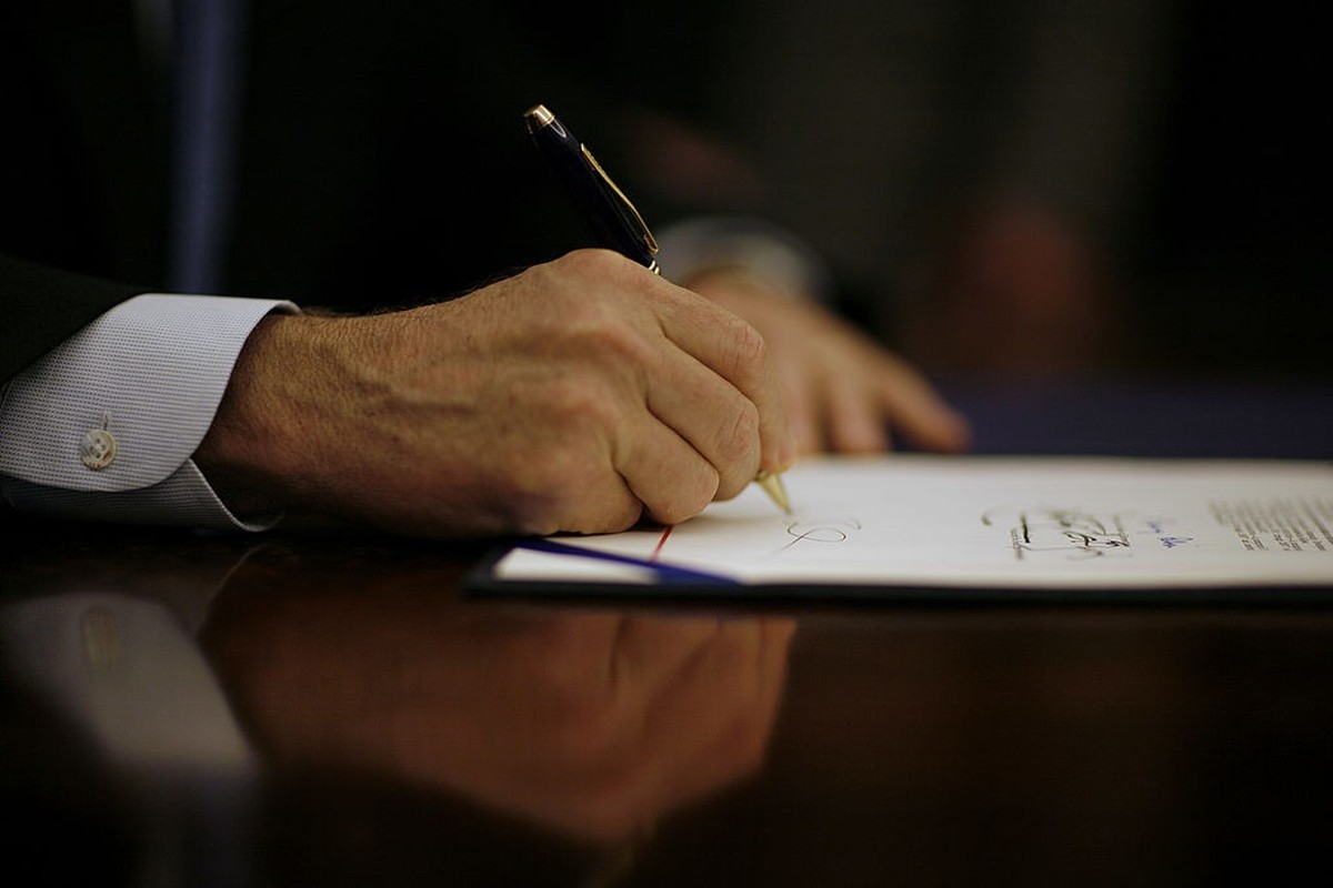 WASHINGTON, DC - JUNE 18: US President George W. Bush signs H.R. 1676, the Native American Home Ownership Opportunity Act of 2007, June 18 2007 in the Oval Office of the White House in Washington, DC. ...