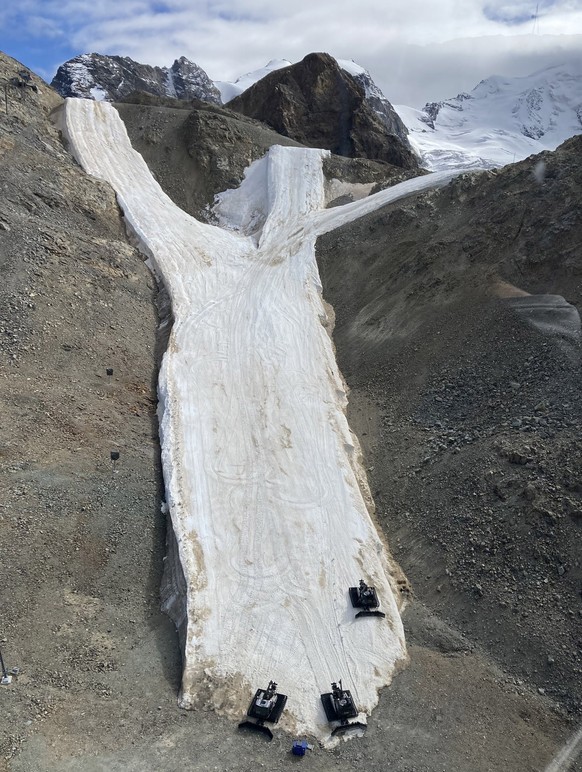 Gletscher Gletscherschmelze Schweiz 2025
Der ehemalige Gletscher bei der Diavolezza (GR) verschwand vor etwa 15 Jahren vollständig, ist
nun aber der einzige Schweizer «Gletscher», der für den Skibetr ...