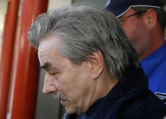 Der mehrfache Kindermoerder Werner Ferrari, vorne, wird am Dienstag, 10. April 2007, von einem Aargauer Kantonspolizisten in das Ratshaus von Wettingen (AG) eskortiert. Das Beziksgericht Baden befasst ...