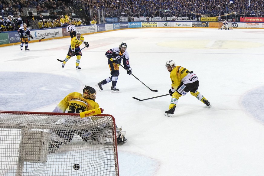Zugs Santeri Alatalo, Berns Jan Mursak, Berns Torhueter Genoni, Zugs Dennis Everberg und Berns Justin Krueger beim Tor zum 2-2 im zweiten Eishockey Playoff-Finalspiel der National League zwischen dem ...