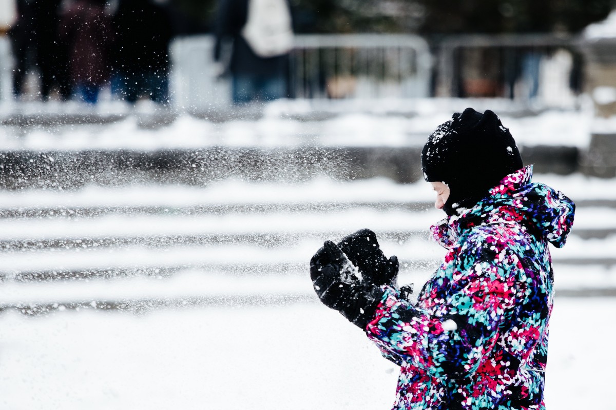 epa06410856 A girl gets hit by a snowball in Washington Square Park in New York, New York, USA, 30 December 2017. EPA/ALBA VIGARAY