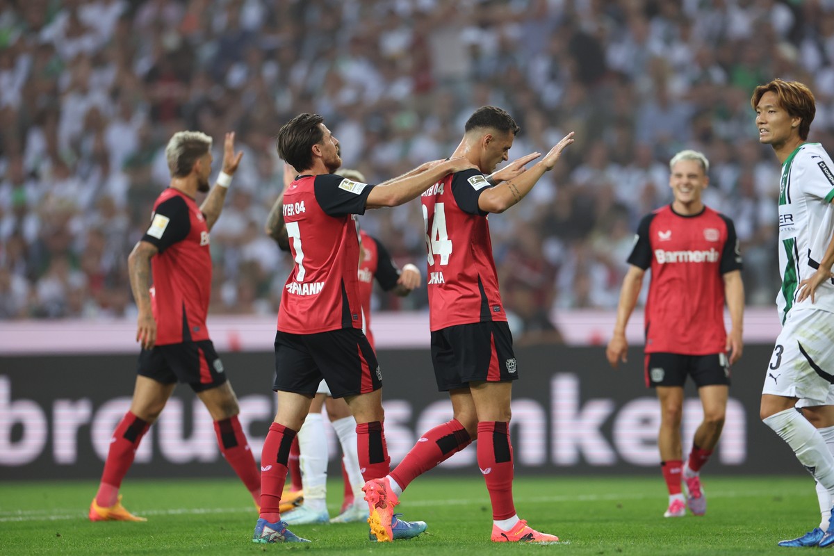 epa11562044 Granit Xhaka (C) of Leverkusen celebrates scoring the opening goal during the German Bundesliga soccer match between Borussia Moenchengladbach and Bayer 04 Leverkusen in Moenchengladbach,  ...