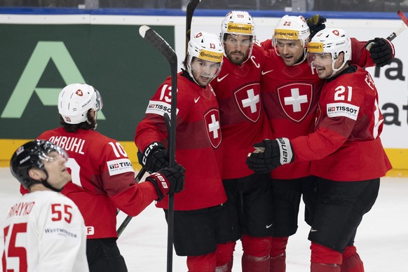 epa11354064 (L) Switzerland&#039;s Andres Ambuehl, Nico Hischier, Roman Josi, Nino Niederreiter and Kevin Fiala celebrate their 1-1 goal during during the IIHF Ice Hockey World Championship 2024 group ...