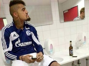 Boateng mit Bier und Zigarette vor der Dopingkontrolle.