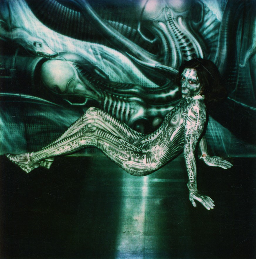 Dieses Model trägt 1981 einen Giger-Bodysuit.