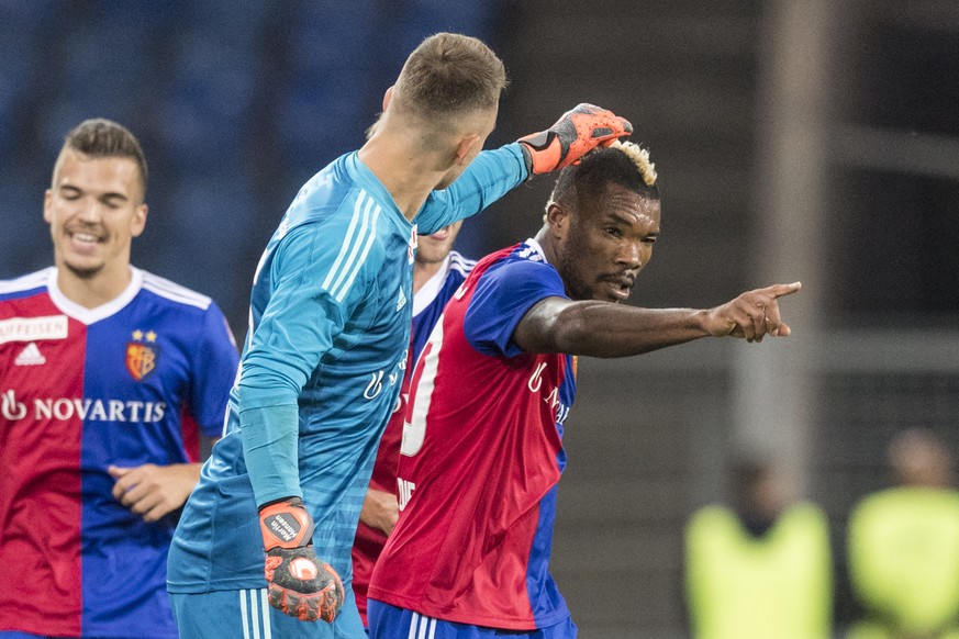 Basels Geoffroy Serey Die, rechts, jubelt nach seinem Tor zum 2:0 mit Torhueter Martin Hansen, Mitte, und dem Torschtzen zum 1:0, Kevin Bua, beim Fussball Meisterschaftsspiel der Super League, des FC ...