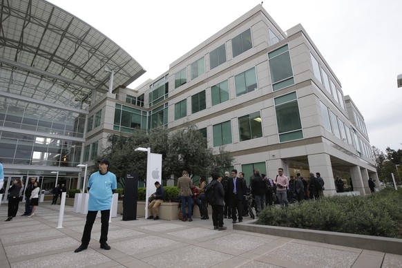 The exterior of Apple headquarters is seen before an event to announce new products at the company&#039;s headquarters Monday, March 21, 2016, in Cupertino, Calif. (AP Photo/Marcio Jose Sanchez)