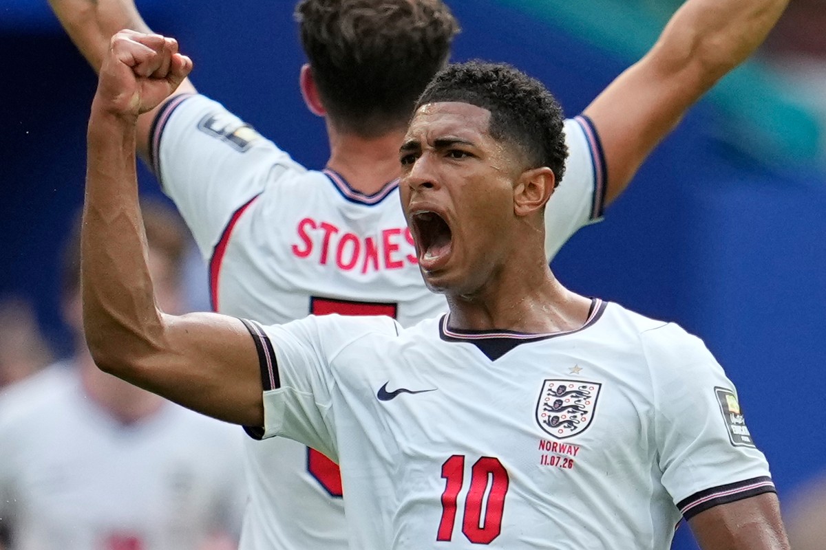 England's Jude Bellingham (10) celebrates scoring their first goal during the World Cup quarterfinal soccer match between Norway and England in Miami Gardens, Fla., Saturday, July 11, 2026. (AP P ...