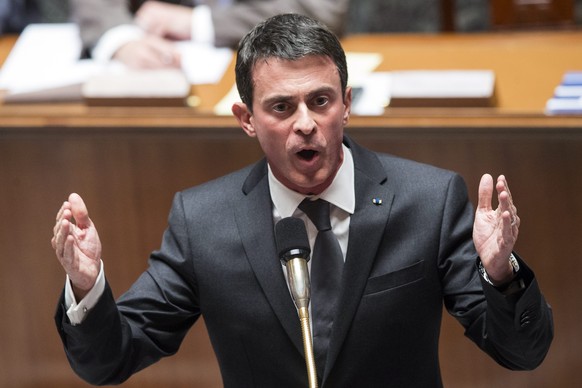 epa05032309 (FILE) A file photograph showing French Prime Minister Manuel Valls answers a question during the questions to the government at the French Parliament in Paris, France, 17 November 2015. M ...