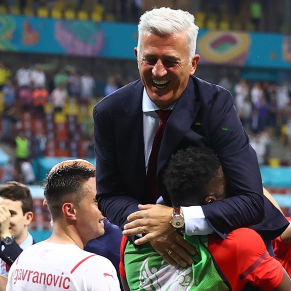 epa09309724 Players of Switzerland react with head coach Vladimir Petkovic (C) after winning the UEFA EURO 2020 round of 16 soccer match between France and Switzerland in Bucharest, Romania, 28 June 2 ...