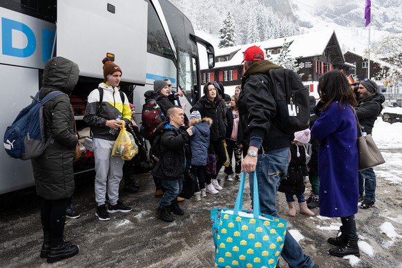 Ukrainische Kinder und Jugendliche sowie deren Betreuer sind im Internationalen Pfadizentrum angekommen, am Sonntag, 3. April 2022, in Kandersteg. Die Waisenkinder aus Lviv erhalten hier voruebergehen ...