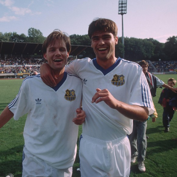 05.09.1992 Copyright: imago/Stockhoff
SPORT, FUSSBALL 1. BUNDESLIGA SAARBR‹CKEN - KAISERSLAUTERN 2:0, 05.09.1992, SAARBR‹CKEN - Der zweifache Torsch¸tze Eric WYNALDA (M, Saarbr¸cken) bejubelt den Sieg ...