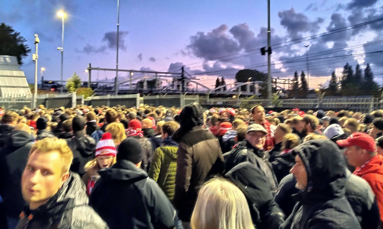 Fussball, Herren, Saison 2021/2022, UEFA Europa Conference League (Gruppe E, 3. Spieltag), Feyenoord Rotterdam - 1. FC Union Berlin, vor dem Stadion waren auch nach Spielbeginn hunderte Fans von Union ...