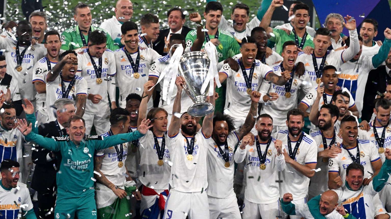 epa09983394 Karim Benzema (C) of Real Madrid lifts the trophy after winning the UEFA Champions League final between Liverpool FC and Real Madrid at Stade de France in Saint-Denis, near Paris, France,  ...