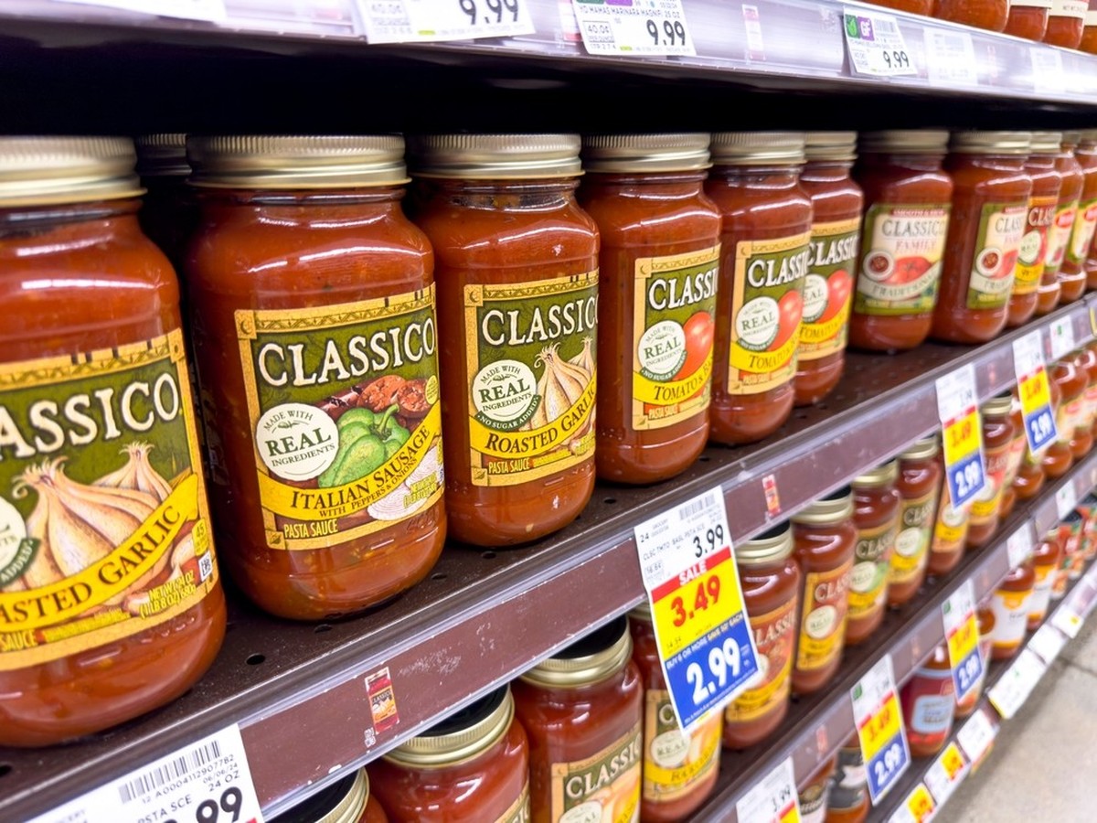 Los Angeles, California, United States - 04-14-2024: A view of several shelves dedicated to jars of Classico pasta sauce, on display at a local grocery store.
Fertigsaucen – don't do it.