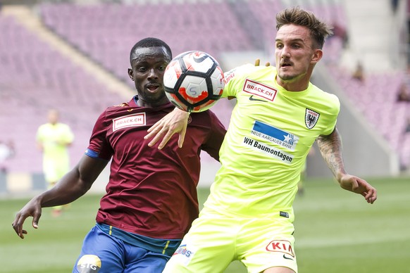 Servette&#039;s midfielder Ousmane Doumbia, left, fights for the ball with Aarau&#039;s midfielder Sebastien Wuethrich, right, during the Challenge League soccer match of Swiss Championship between Se ...